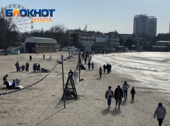 В Анапе дежурит весна: на улицах и набережной толпы людей