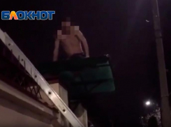 Неадекватный мужчина залез на козырёк забора в Анапе и чуть не прыгнул на острые пики