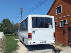 Нарушил ли водитель автобуса №105 ПДД, объезжая в Анапе затор по пыльной дороге? 