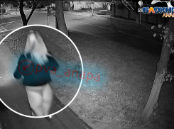 Девушка в неглиже каталась ночью на самокате в Анапе и попала на видео