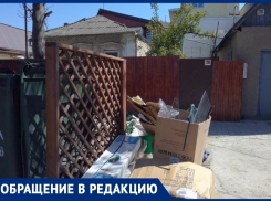 Жительница Анапы просит перенести мусорные баки, установленные напротив её дома