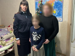  Полиция Анапы проверила информацию о девочке, торгующей своими игрушками на улице