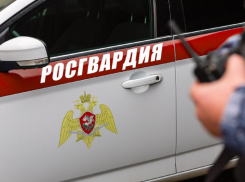 Пьяный мужчина сломал дверь салона сотовой связи на Южном рынке в Анапе