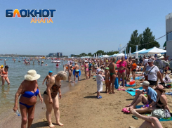 «А на море белый песок – дует теплый ветер в лицо»: обстановка на пляже в Анапе