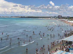 В Анапе «жарит» не по-детски: горячее море и переполненные пляжи