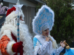 По Анапе начали путешествовать Дед Мороз и Снегурочка  