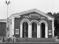 Какие фильмы показывали в анапском кинотеатре «Родина» в июле 1990 года?