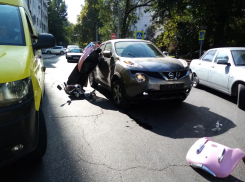 Прямо сейчас! В центре Анапы мопедист врезался в «Ниссан»