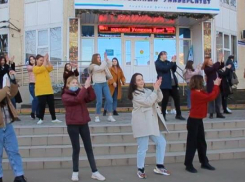 В Анапе в честь праздника студентов «Татьянин день» устроили танцевальный флешмоб