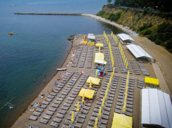 Бесплатно позагорать на некоторых анапских пляжах становится проблематично – место занимают лежаки