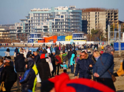 Лебеди, «моржи», заполненные пляжи: 1 января в Анапе