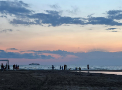 День качания на качелях в Анапе будет солнечным