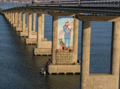 Первый поезд проехал по Крымскому мосту, его сняли на видео 