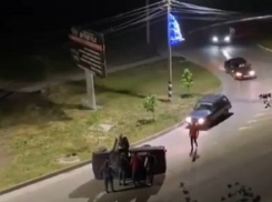 В Анапе автомобиль опрокинулся на бок – видео