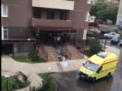 Сегодня в Анапе с балкона многоэтажки выпал мужчина и разбился