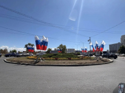 Анапу украшают российскими триколорами ко Дню Государственного флага