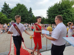 В Анапе выпускникам школ вручили аттестаты