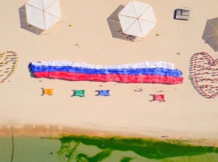 На пляже Анапы развернули 100-метровый российский триколор: в городе отмечают день флага России