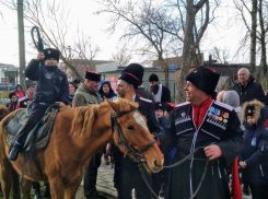 Анапских казачат напоили чаем, дали нагайки и посадили на коня