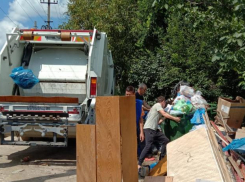 Из Цибанобалки под Анапой вывозят испорченные потопом матрасы, ковры и мебель