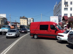 Водитель смог припарковать лишь половинку своего авто в центре Анапы