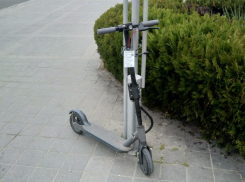 Анапчане обсуждают, надо ли запретить ездить на электросамокатах по набережной