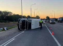 Под Анапой перевернулся микроавтобус – водитель якобы уснул – ведется проверка