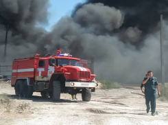 В Анапе сразу два крупных пожара: на тушение огня направили пожарный поезд
