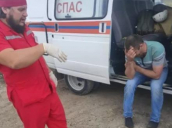 В Анапе один мужчина сорвался с обрыва, а другого снимали с крыши магазина