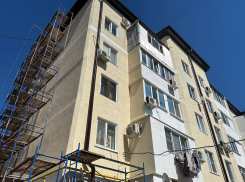 Обновлены фасад и крыша: в Анапе продолжается капитальный ремонт МКД