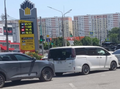 В Краснодарском крае за сутки открылись ещё 36 АЗС. Но в Анапе и на побережье ситуация остаётся напряжённой