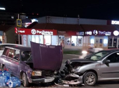 В Анапе возле Южного рынка «Пежо» и «четвёрка» не поделили дорогу