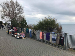 На набережной в Анапе организовали стихийную торговлю