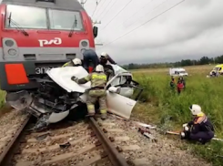 В Анапе на ж/д переезде поезд раздавил внедорожник. Два человека погибли. (Видео)