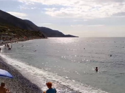 В Анапе море не спешит отпускать отдыхающих: обстановка на пляжах курорта