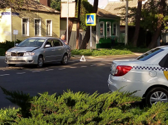 На перекрёстке в Анапе встретились две легковые, а возле 4-й школы стояли кинологи