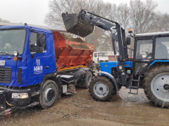 Непогода не помеха: в Анапе против снега задействована спецтехника