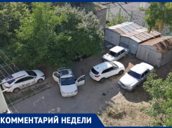 Автохамы устроили стоянку под запрещающим знаком во дворе дома в Анапе