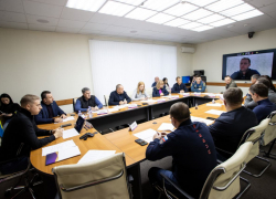 Ураганный ветер ломает деревья: мэр  Анапы провел экстренное заседание комиссии по ЧС