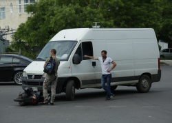 В Анапе в результате аварии мопед оказался под колёсам грузового авто