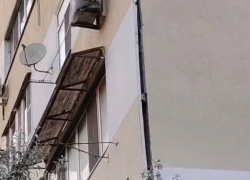 «Вот такой вот у нас капремонт»: анапчан поразили щели в доме на улице Ленина 