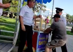 «Вы украли у меня тележку!» – проверка незаконной торговли чуть не привела к потасовке с полицейскими