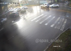 В Анапе на перекрёстке легковушка врезалась во внедорожник