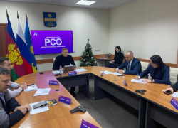 На улице Аэродромной в Анапе обледенела большая лужа, а на Калинина сломали люк