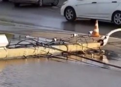 Появилось видео момента ДТП, когда автоледи снесла электрический столб
