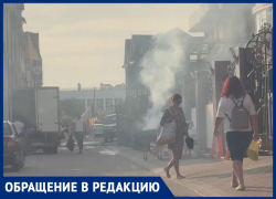 «Стоит невыносимая вонь и дым»: в селе Витязево продолжает работать шашлычная на пешеходном тротуаре