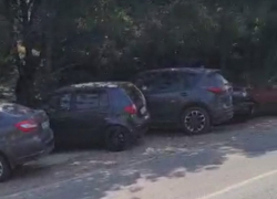 Незаконная парковка на обочине в Утрише продолжает свою деятельность 