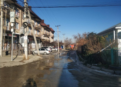 На улице Гагарина в Супсехе анапские рабочие убрали лёд