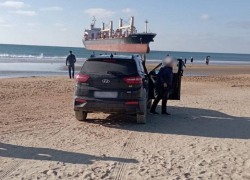 Наказание за селфи: полиция Анапы пачками штрафует за выезд на пляж к сухогрузу Blue Shark