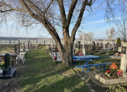 В Анапе начали уборку кладбищ к Пасхе и Радонице